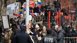 Manifestantes protestan frente al Tribunal Federal de Manhattan antes de la comparecencia del presidente venezolano Nicolás Maduro, el lunes 5 de enero de 2026, en Nueva York. (AP Photo/Heather Khalifa)