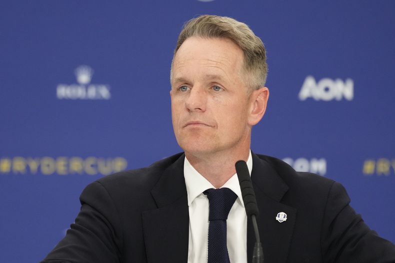 Luke Donald, capitán del equipo de Europa, escucha una pregunta en una conferencia de prensa en el club de golf Marco Simone en Guidonia Montecelio, Italia, el jueves 28 de septiembre de 2023 (AP Foto/Alessandra Tarantino)