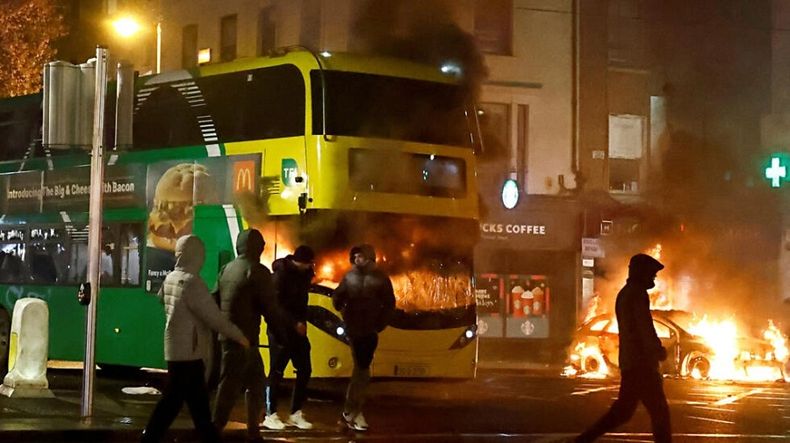 un-autobus-arde-durante-una-manifestacion-en-dublin-reuters-14511.jpg