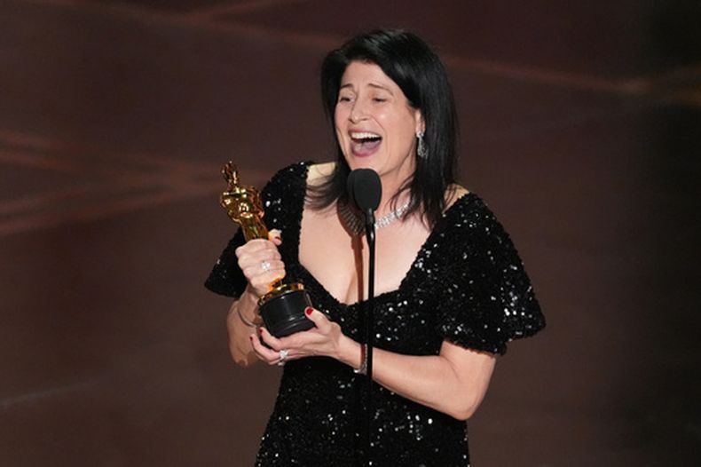 Cassandra Kulukundis recibe el premio al mejor casting por One Battle After Another durante la ceremonia de los Oscar el domingo 15 de marzo de 2026, en el Teatro Dolby de Los Ángeles. (Foto AP/Chris Pizzello)