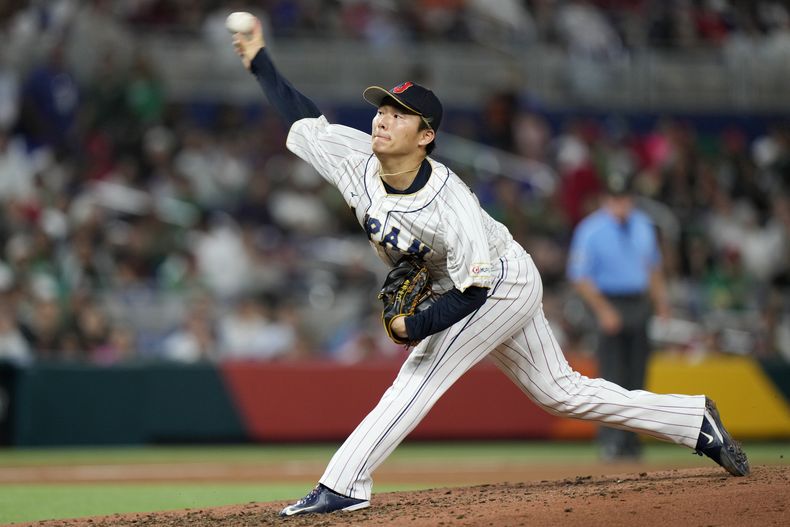 ARCHIVO - Yoshinobu Yamamoto, lanzador japonés, labora en el juego del Clásico Mundial de béisbol ante México, el 20 de marzo de 2023, en Miami (AP Foto/Wilfredo Lee, archivo)