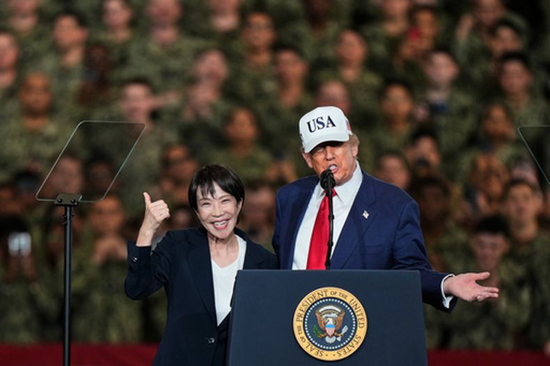 ARCHIVO - La primera ministra japonesa, Sanae Takaichi, sonríe mientras el presidente estadounidense Donald Trump pronuncia un discurso durante su visita al portaaviones George Washington en una base de la Armada estadounidense, el 28 de octubre de 2025, en Yokosuka, al sur de Tokio. (AP Foto/Eugene Hoshiko, archivo)