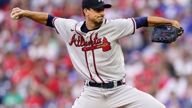 Olson jonronea dos veces, Bravos ganan a Filis