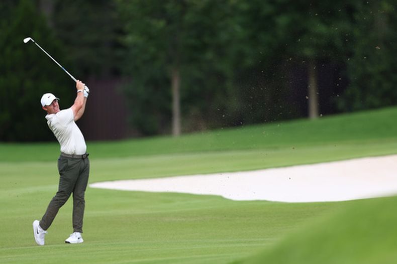 El golfista norirlandés Rory McIlroy ejecuta un golpe desde el séptimo fairway durante la ronda final del torneo de golf Tour Championship de la PGA, el domingo 30 de agosto de 2026, en Atlanta. (Foto AP/Colin Hubbard)