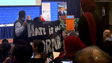 Manifestantes frustran ponencia de McAleenan sobre migración