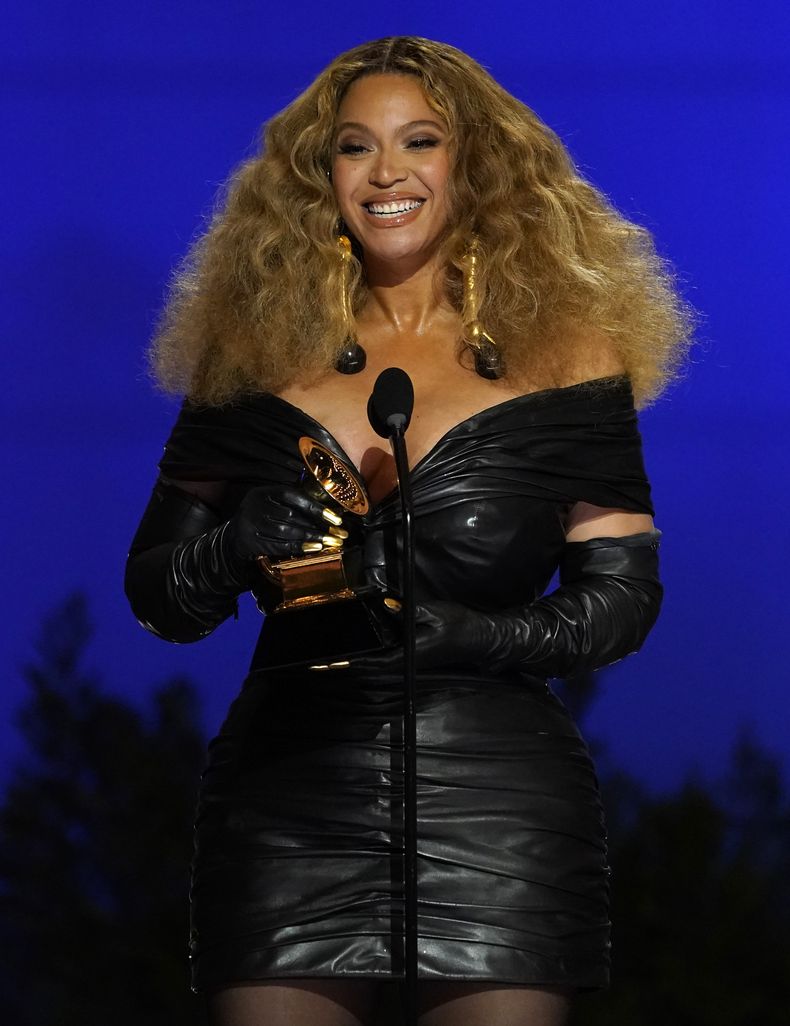 ARCHIVO - Beyoncé acepta el premio a la mejor interpretación de R&B por Black Parade en la 63ª edición anual de los premios Grammy en Los Ángeles el 14 de marzo de 2021. (Foto AP/Chris Pizzello, archivo)