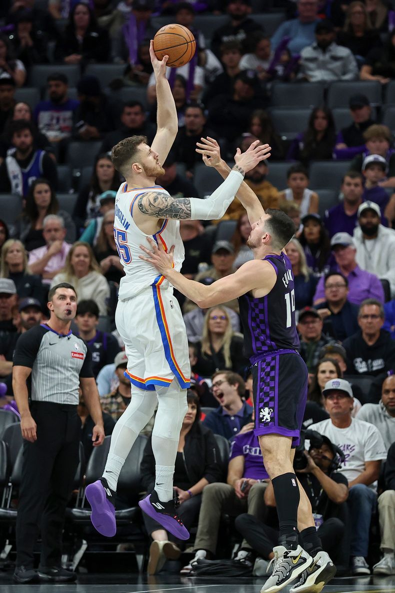 Isaiah Hartenstein, del Thunder de Oklahoma City dispara ante Drew Eubanks, de los Kings de Sacramento, en el encuentro del viernes 7 de noviembre de 2025 (AP Foto/Sara Nevis)