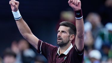 Novak Djokovic celebra tras derrotar a Nuno Borges en la primera ronda del Abierto de China, el miércoles 30 de septiembre de 2026, en Beijing. (AP Foto/Andy Wong)