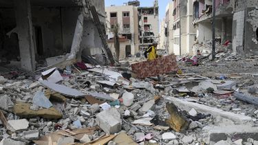 Un hombre palestino recoge sus pertenencias en Ciudad Gaza el 28 de noviembre de 2023. . (Foto AP/Adel Hana)