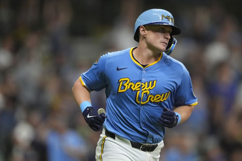 Andrew Vaughn, de los Cerveceros de Milwaukee, bateó un cuadrangular solitario y recorre las bases durante la séptima entrada del juego de béisbol de Grandes Ligas frente a Nacionales de Washington, el viernes 11 de julio de 2025, en Milwaukee. (AP Foto/Aaron Gash)