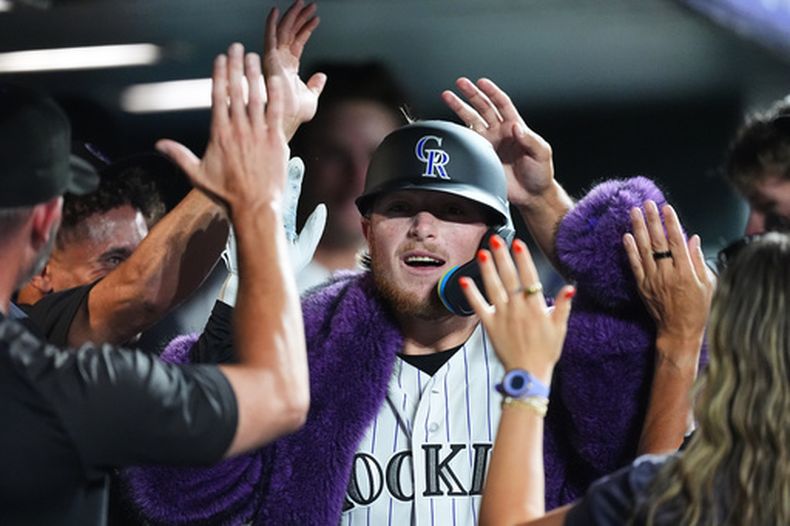 Hunter Goodman, de los Rockies de Colorado, festeja en la cueva luego de batear un cuadrangular ante los Nacionales de Washington el martes 21 de julio de 2026 (AP Foto/David Zalubowski)