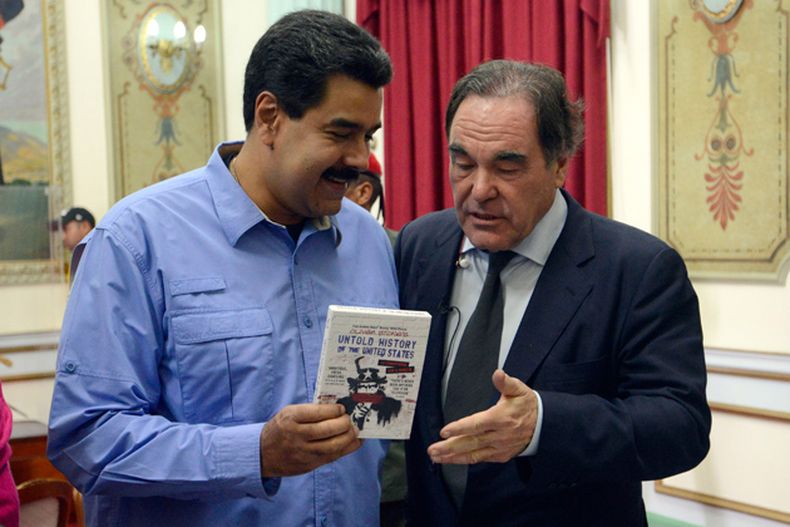 El encuentro entre el cineasta estadounidense Oliver Stone y el presidente Nicolás Maduro en el Palacio de Miraflores, en Caracas levantó una nueva polémica dentro y fuera de Venezuela.