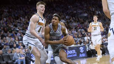 Con ayuda de Monk, los Kings superan 127-126 a Nuggets