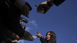 La secretaria estadounidense de Seguridad Nacional Kristi Noem le habla a la prensa en Londres el 8 de septiembre del 2025. (AP foto/Kin Cheung)