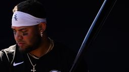 ARCHIVO - Foto del nueve de marzo del 2024, Yoán Moncada de los Medias Blancas de Chciago sostiene su bate en el dugout durante los entrenamientos de primavera.(AP Foto/Lindsey Wasson, Archivo)