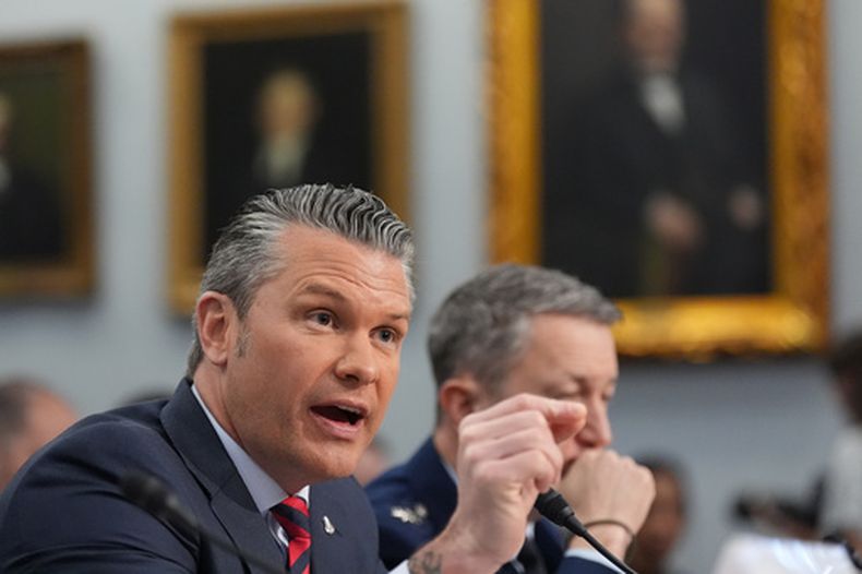 El secretario de Defensa de EEUU, Pete Hegseth, testifica en una audiencia con legisladores el martes 12 de mayo de 2026, en Washington. Junto a él está el presidente del Estado Mayor Conjunto, el general Dan Caine. (Foto AP/Alex Brandon)