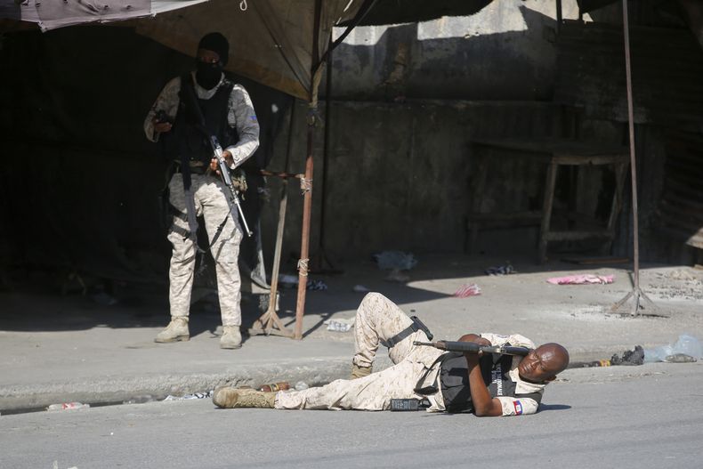 Un policía se prepara para disparar durante choques con miembros de bandas, en Puerto Príncipe, Haití, el 1 de marzo de 2024. (AP Foto/Odelyn Joseph)