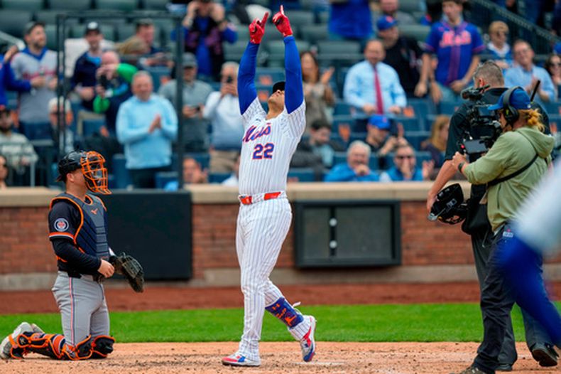 El dominicano Juan Soto, de los Mets de Nueva York, festeja su jonrón ante los Tigres de Detroit, el jueves 14 de mayo de 2026 (AP Foto/Yuki Iwamura)