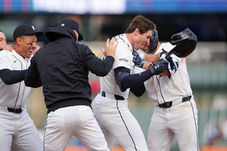 Colt Keith (derecha), de los Tigres de Detroit, celebra su sencillo productor en el juego ante los Reales de Kansas City, el jueves 16 de abril de 2026 (AP Foto/Paul Sancya)