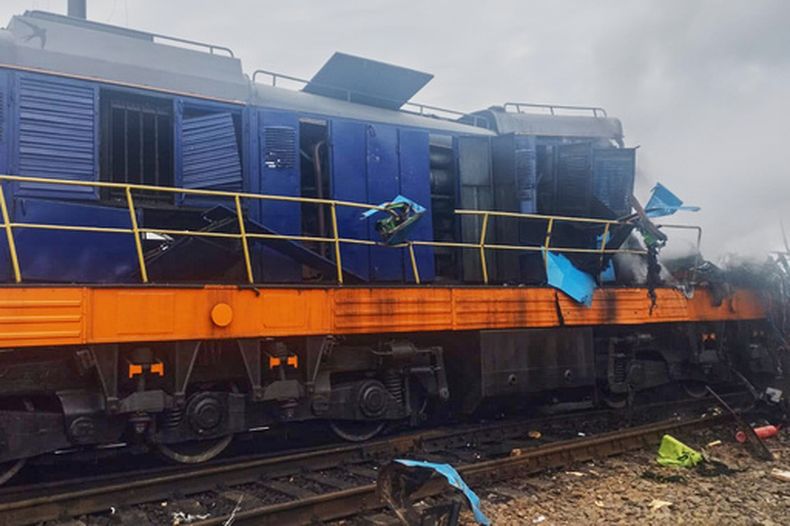 En esta foto proporcionada por la Oficina de Prensa de la Compañía Ferroviaria Ucraniana Ukrzaliznytsia, se ve una locomotora dañada en un ataque con dron ruso en la estación de Yahodyn, cerca de la frontera de Ucrania con Polonia, el domingo 13 de septiembre de 2026. (Foto, Ukrzaliznytsia vía AP)