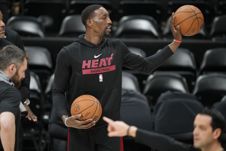 Bam Adebayo, pívot del Heat de Miami, participa en la práctica del sábado 3 de junio de 2023, para el segundo encuentro de las Finales de la NBA (AP foto/David Zalubowski)