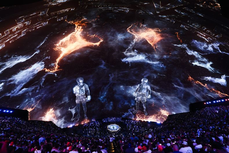 Sean OMalley y Merab Dvalishvili aparecen en pantalla durante la función UFC 306 en The Sphere de Las Vegas, el sábado 14 de septiembre de 2024 (Wade Vandervort/Las Vegas Sun via AP)