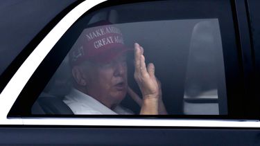 El presidente Donald Trump saluda desde su vehículo a su llegada al Trump International Golf Club, el lunes 17 de febrero de 2025, en West Palm Beach, Florida. (AP foto/Ben Curtis)