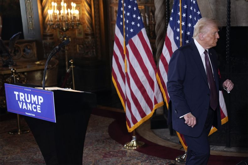 El presidente electo Donald Trump se va del podio después de una conferencia de prensa en Mar-a-Lago, el 7 de enero de 2025, en Palm Beach, Florida. (AP Foto/Evan Vucci)