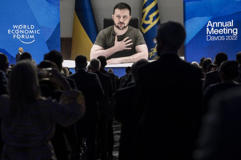 ARCHIVO - El presidente ucraniano Volodymyr Zelenskyy pronuncia un discurso en una sesión de la 51era reunión anual del Foro Económico Mundial, en Davos, Suiza, el lunes 23 de mayo de 2022. (Laurent Gillieron /Keystone via AP, Archivo)