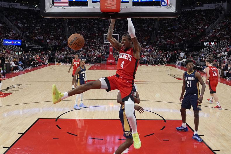 El base de los Rockets de Houston Jalen Green clava el balón en el encuentro ante los Pelicans de Nueva Orleans el jueves 19 de diciembre del 2024. (AP Foto/Ashley Landis)