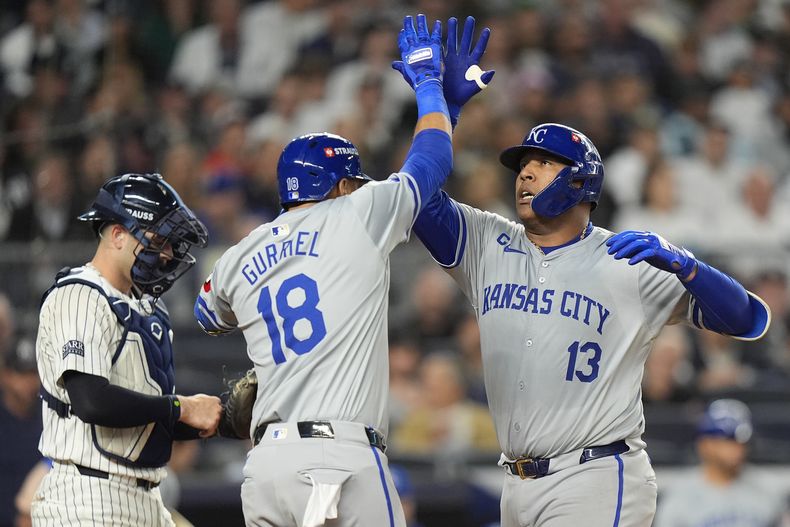 Salvador Pérez (13) de los Reales de Kansas City celebra con Yuli Gurriel (18) tras batear un jonrón ante los Yankees de Nueva York en el segundo juego de la serie divisional de la Liga Americana, el lunes 7 de octubre de 2024. (AP Foto/Frank Franklin II)