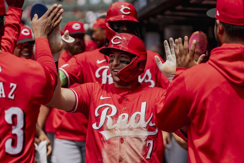 El jardinero de los Rojos de Cincinnati Spencer Steer celebra en el dugout con sus compañeros tras anotar en la primera entrada del primer duelo de una doble cartelera ante los Bravos de Atlanta el miércoles 24 de julio del 2024. (AP Foto/Jason Allen)