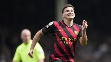 Julián Álvarez celebra tras anotar el segundo gol del Manchester City en la victoria 2-1 ante Fulham en la Liga Premier, el domingo 30 de abril de 2023, en Londres. (AP Foto/Kin Cheung)