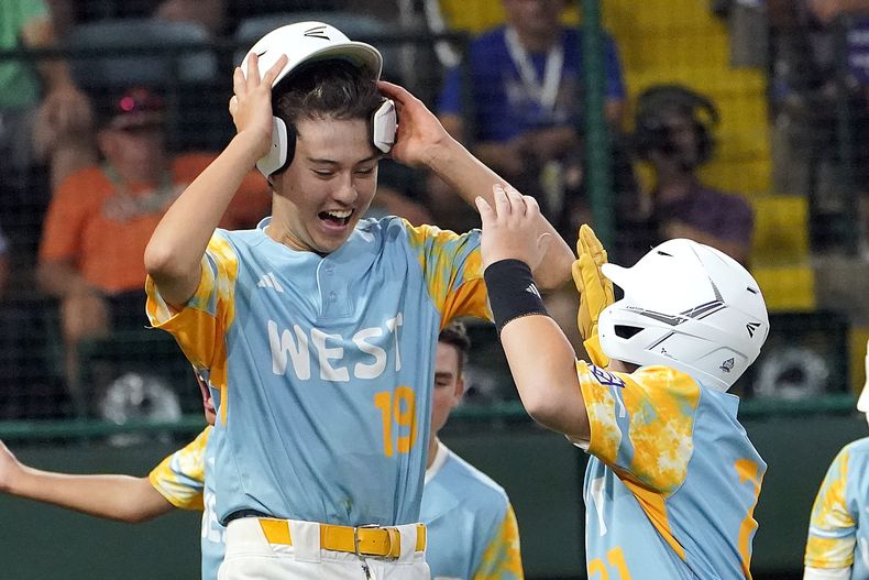 Louis Lappe (19), de El Segundo, California, festeja con Crew OConnor, luego de conectar un jonrón ante New Albany, Ohio, en la Serie Mundial de Pequeñas Ligas, el jueves 17 de agosto de 2023, en South Williamsport, Pennsylvania (AP Foto/Tom E. Puskar)