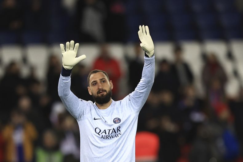 ARCHIVO - Foto del 4 de marzo del 2023, el portero del Paris Saint-Germain Gianluigi Donnarumma saluda a la afición antes del juego de liga ante el Nantes. El viernes 21 de julio del 2023, la policía francesa investiga el robo con arma en la casa del jugador mientras él y su pareja estaban dentro. (AP Foto/Aurelien Morissard, Archivo)