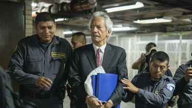 El director y fundador del medio El Periódico, José Rubén Zamora, es escoltado por la policía antes de un audiencia de juicio en Ciudad de Guatemala, el miércoles 14 de junio de 2023. Un tribunal condenó a Zamora a una sentencia de cárcel de seis años en un caso de lavado de dinero. (AP Foto/Santiago Billy)