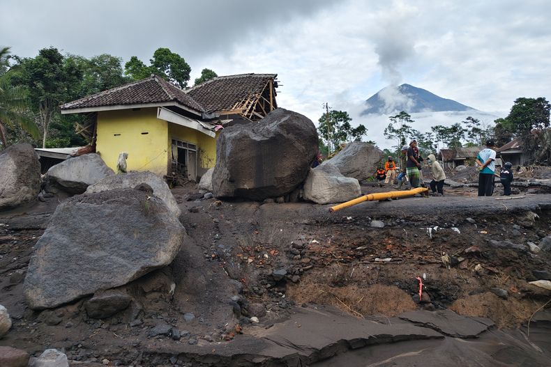 Un grupo de personas inspeccionan los daños causados por la erupción del monte Semeru en Lumajang, Java Oriental, Indonesia, el 20 de noviembre de 2025. (AP Foto/Wawan Sugiarto)