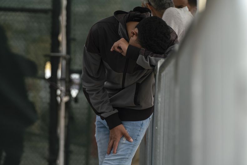 Un migrante espera en el Puerto de Entrada Internacional Gateway bajo custodia de la Oficina de Aduanas y Protección Fronteriza de Estados Unidos (CBP, por sus iniciales en inglés), el viernes 5 de mayo de 2023, en Brownsville, Texas. (AP Foto/Veronica G. Cardenas, Archivo)