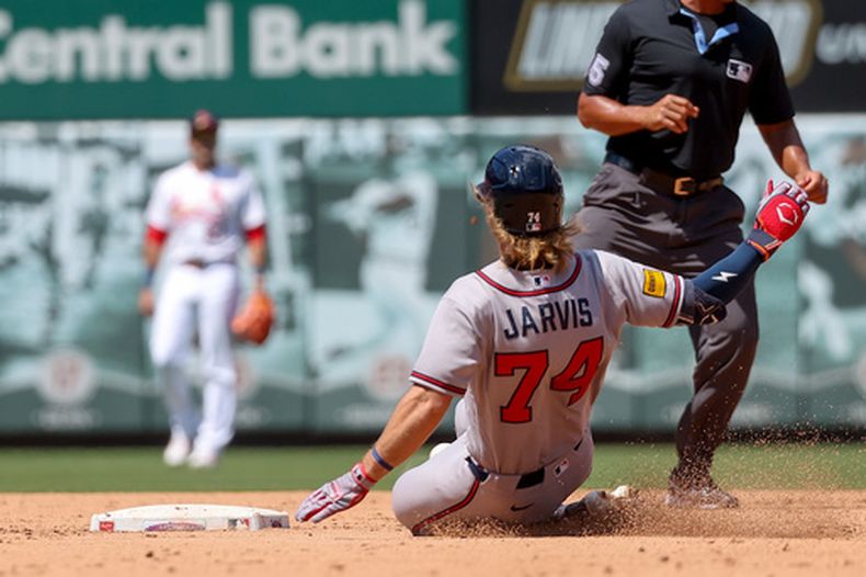 Jim Jarvis, de los Bravos de Atlanta (74), se desliza en la segunda base tras conectar un doble durante la sexta entrada de un partido de béisbol contra los Cardenales de San Luis, el domingo 12 de julio de 2026, en San Luis. (Foto AP/Scott Kane)
