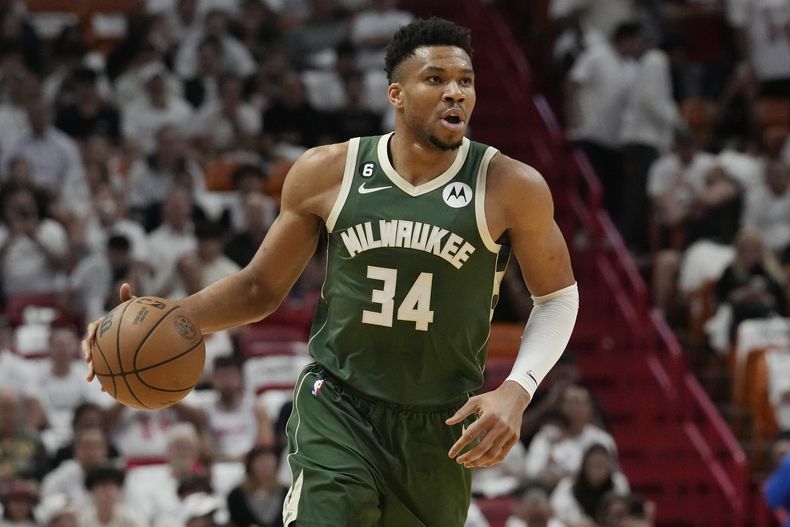 ARCHIVO - Foto del 24 de abril del 2023, el alero de los Bucks de Milwaukee avanza con el balón en el juego 4 de la serie de primera ronda de la postemporada ante el Heat de Miami. El miércoles 5 de julio del 2023, Antetokounmpo se somete a cirugía en la rodilla izquierda y el equipo espera que vuelva antes del inicio del campamento de entrenamiento. (AP Foto/Marta Lavandier, File)