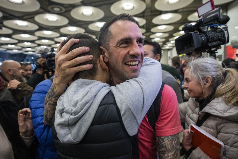 El español Santiago Sánchez Cogedor es recibido por amigos y familiares en el aeropuerto de Barajas, en Madrid, el 2 de enero de 2024. Sánchez pasó 15 meses en una prisión iraní. (Foto AP/Bernat Armangué)