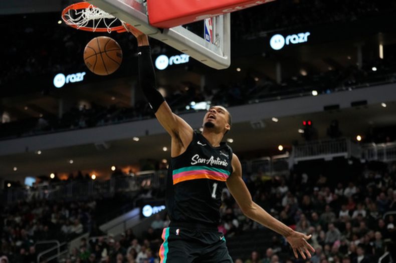 Victor Wembanyama de los Spurs de San Antonio clava el balón en el encuentro ante los Bucks de Milwaukee el sábado 28 de marzo del 2026. (AP Foto/Aaron Gash)