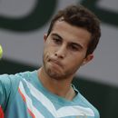 ARCHIVO - Hugo Gaston se aprestar a sacar ante Yoshihito Nishioka en la segunda ronda del Abierto de Francia, el miércoles 30 de septiembre de 2020, en París. (AP Foto/Alessandra Tarantino)