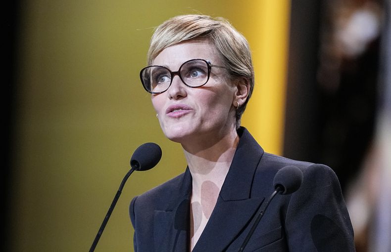 La actriz francesa Judith Godrèche habla en la 49a edición de los Premios Cesar en París, el viernes 23 de febrero de 2024. Godrèche pidió a la industria cinematográfica francesa que enfrente la verdad sobre la violencia sexual y el abuso físico. (Foto AP/Michel Euler)