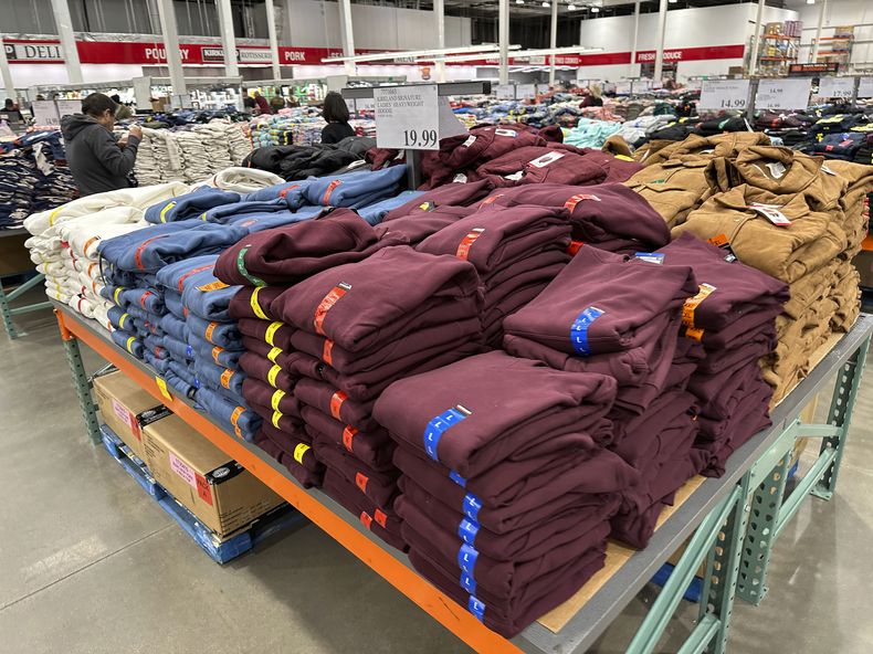 Compradores examinan pilas de sudaderas en una bodega de Costco el martes 30 de enero de 2024, en Timnath, Colorado. (AP Foto/David Zalubowski)