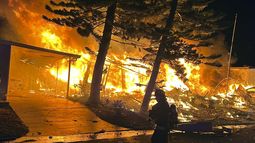 Bomberos combaten el fuego después de que un pequeño aeroplano se estrelló en Florida la tarde del jueves 1 de febrero de 2024. (Rick Renner vía AP)