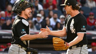 El cátcher Kyle Teel celebra con el relevista de los Medias Blancas de Chicago Grant Taylor la victoria en el primer juego de la serie divisional de la Liga Americana ante los Guardianes de Cleveland el sábado 3 de octubre del 2026. (AP Foto/Phil Long)