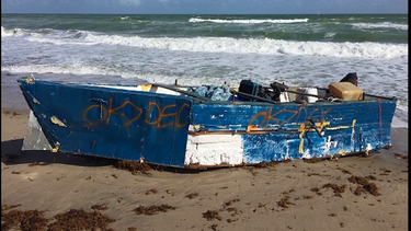 aparente embarcacion de balseros fue encontrada en la playa de jensen beach