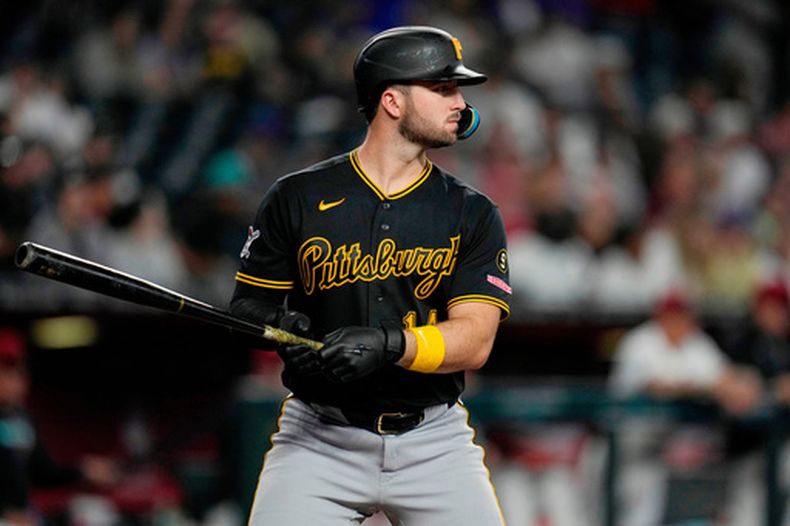 ARCHIVO - Foto del 7 de mayo del 2026, Joey Bart de los Piratas de Pittsburgh ingresa para batear en la sexta entrada ante los Diamondbacks de Arizona. (AP Foto/Ross D. Franklin, Archivo)
