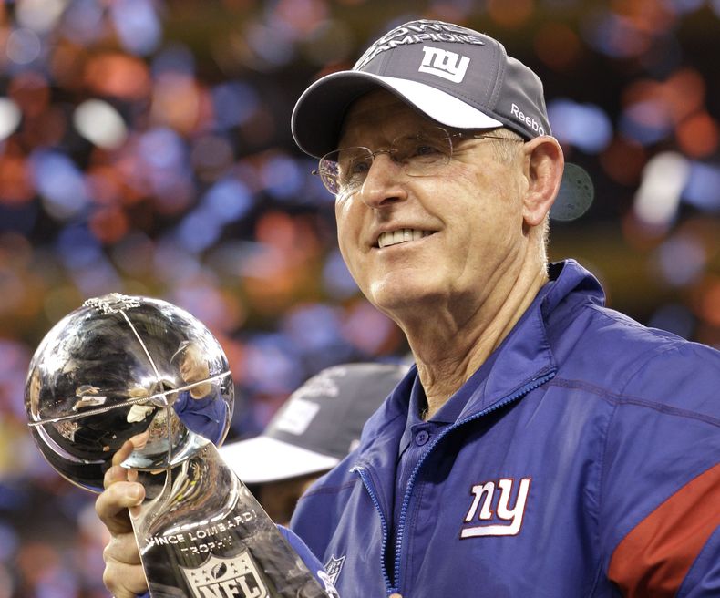 ARCHIVO - Tom Coughlin, entrenador en jefe de los Giants de Nueva York, sostiene el Trofeo Vince Lombardi, luego de la victoria sobre los Patriots de Nueva Inglaterra en el Super Bowl XLVI, el 5 de febrero de 2012, en Indianápolis (AP Foto/David J. Phillip, archivo)